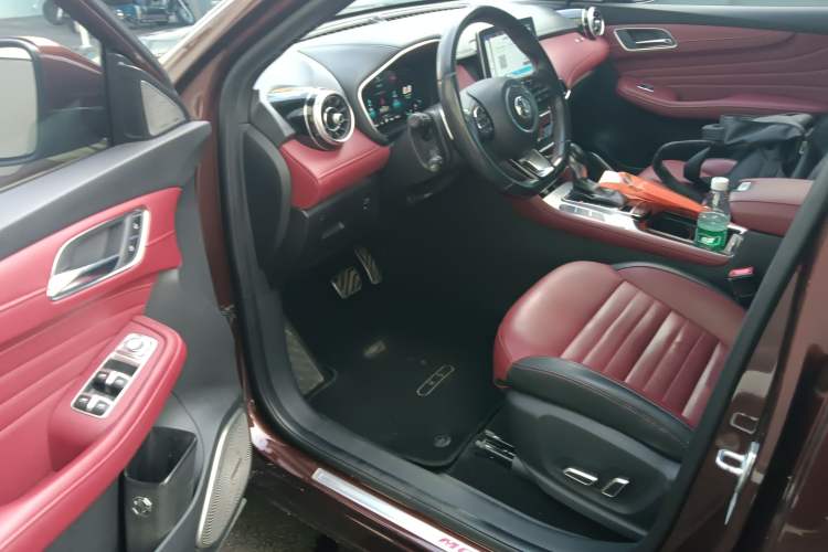 Used MG HS 2018 30T Automatic Two-Wheel Drive Trophy Edition—High-Octane V-Model
