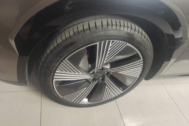 Used Lynk & Co 08 EM-P 2023 220km All-Wheel-Drive Performance Halo
