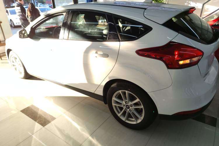 Used Ford Focus 2018 Hatchback Classic 1.6L Automatic Trendy SmartDrive Edition
