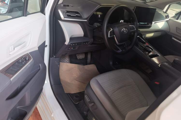 Used Toyota Sienna 2024 2.5L Hybrid Comfort Edition
