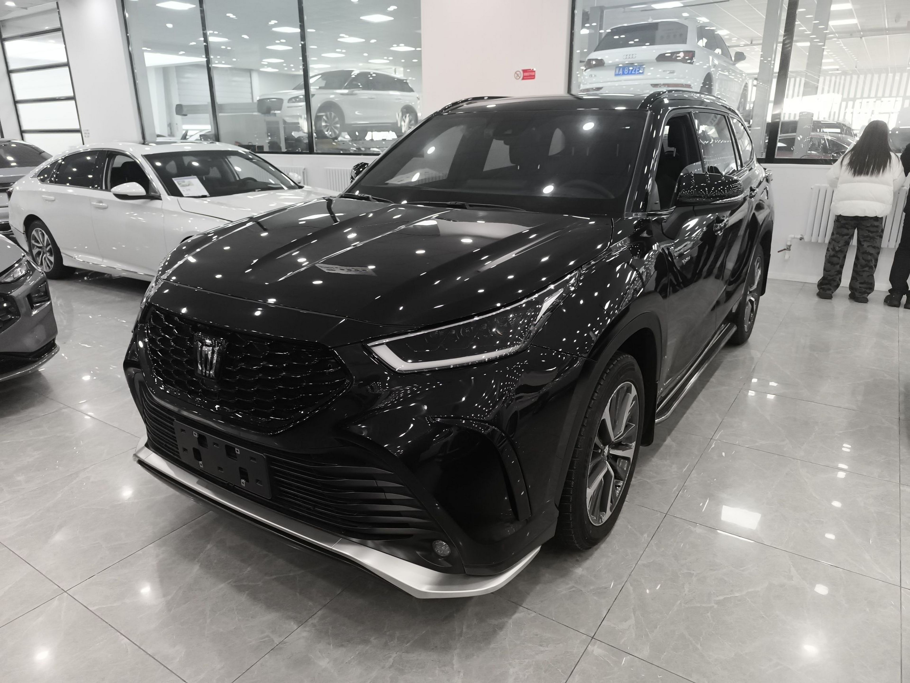 تحت مقدمة السيارة