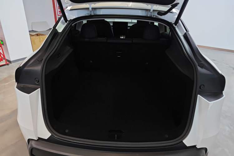 Used Tesla Model Y 2025 Long-Range All-Wheel-Drive Version