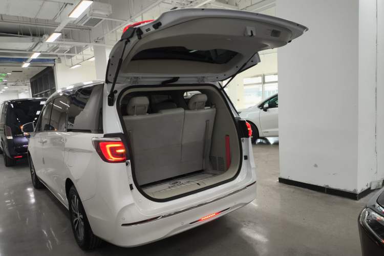 Used Buick GL8 2022 ES Landtrek 653T Comfort Edition