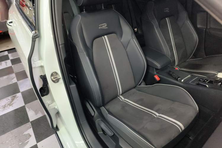 Used Volkswagen Golf 2023 Facelift 280TSI DSG R-Line Lite
