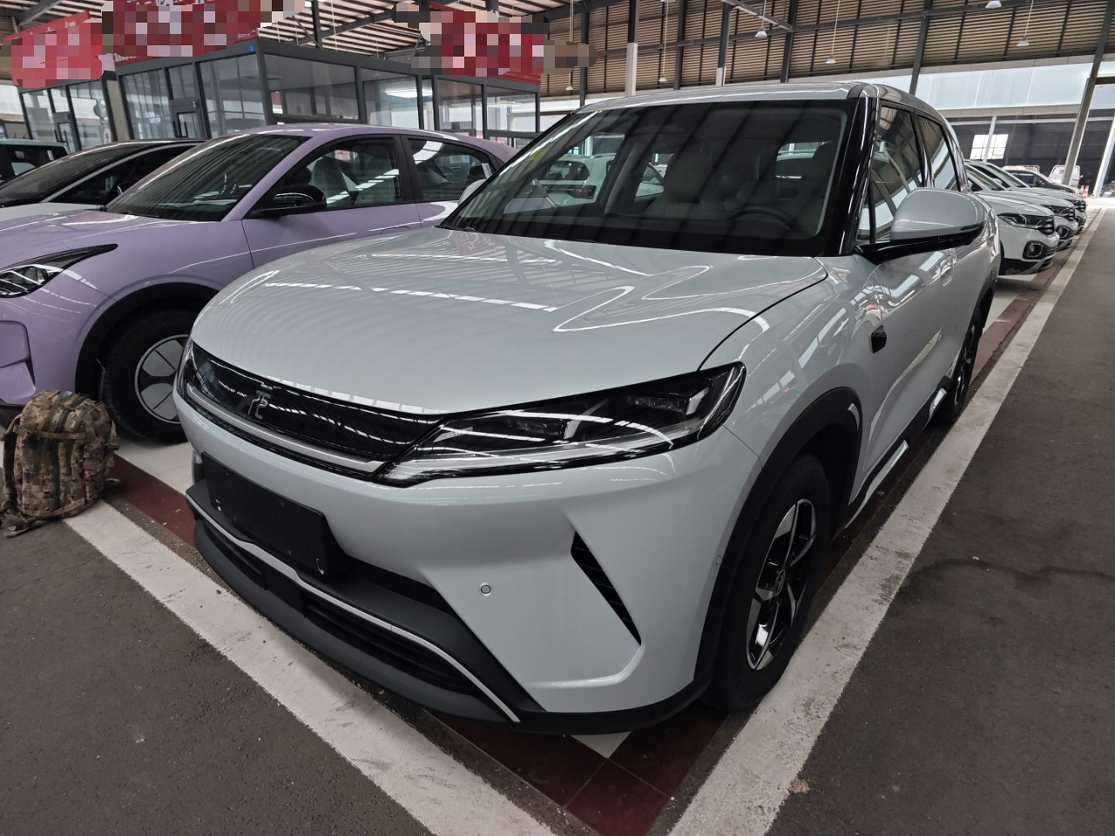 Под передней частью автомобиля