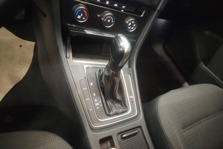 Used Volkswagen Golf 2017 1.6L Automatic Comfort Million-Vehicle Anniversary Edition
