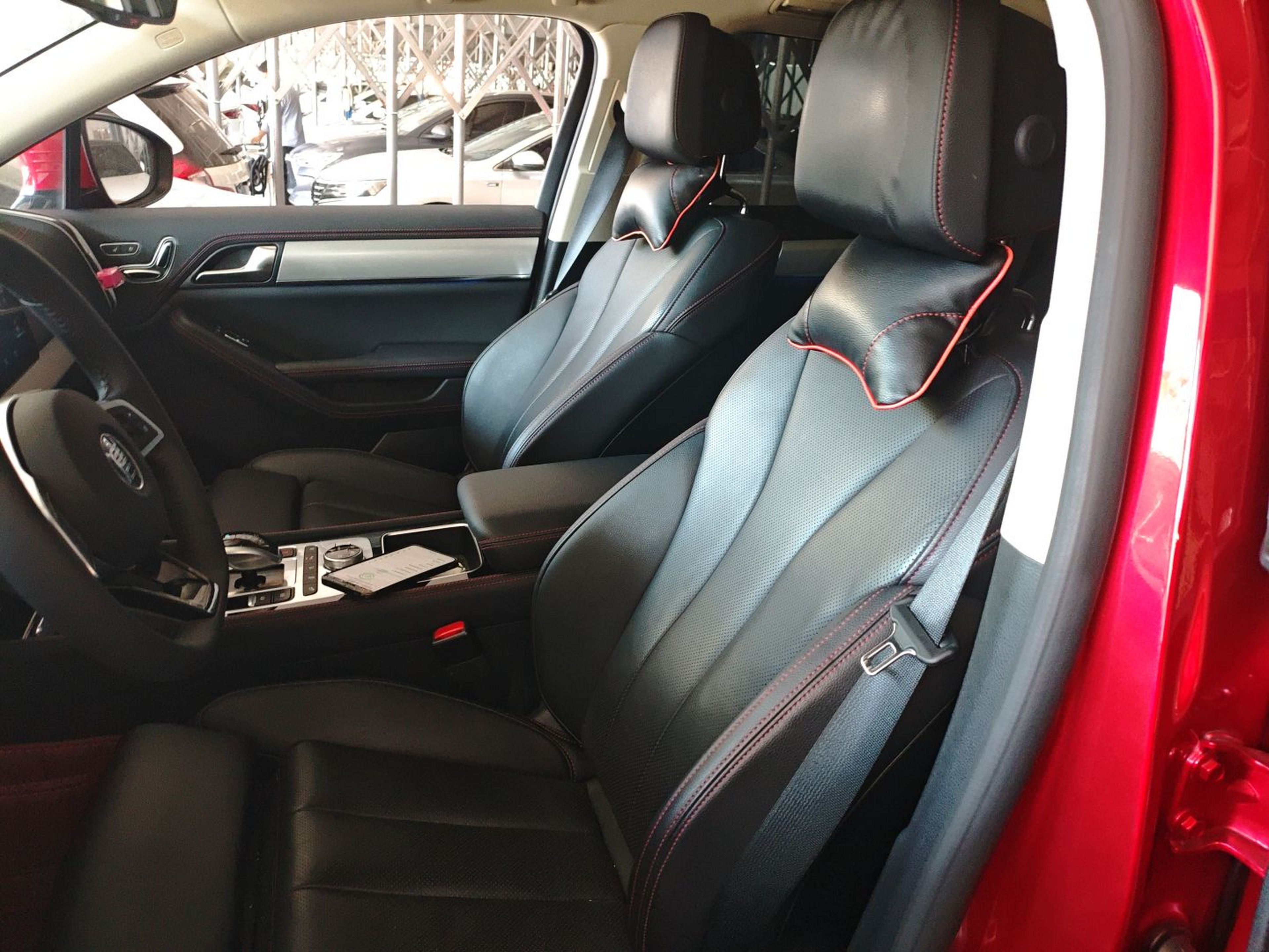 Переднее сиденье в автомобиле