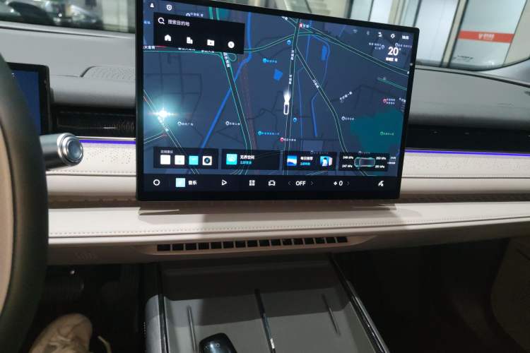 Used  Galaxy 8 2025 130km EM-i Deluxe Edition
