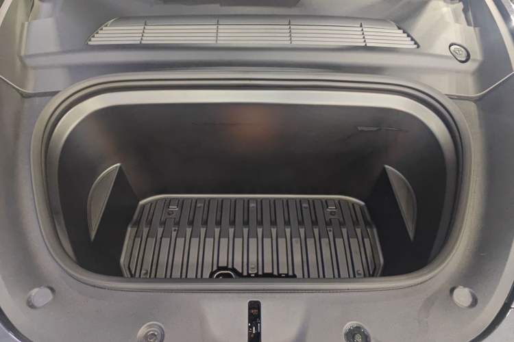 Used Tesla Model Y 2024 Long-Range All-Wheel-Drive Version
