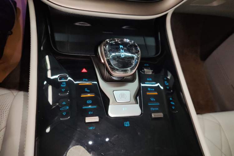 Used Denza D9 2022 DM-i 970 Four-Wheel Drive Prestige Model