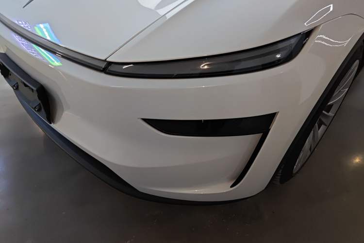 Used Tesla Model Y 2025 Long-Range All-Wheel-Drive Version