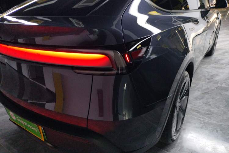 Used Tesla Model Y 2025 Long-Range All-Wheel-Drive Version
