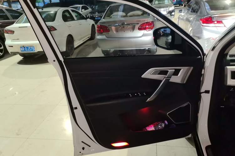 Used Geely Auto Emgrand X7 Sport 2018 1.8TD Automatic Two-Wheel Drive Smart Connect 4G Internet Edition
