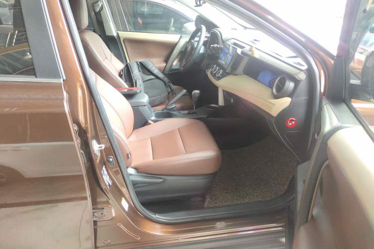 Used Toyota RAV4 2015 2.0L CVT Two-Wheel Drive Urban Edition
