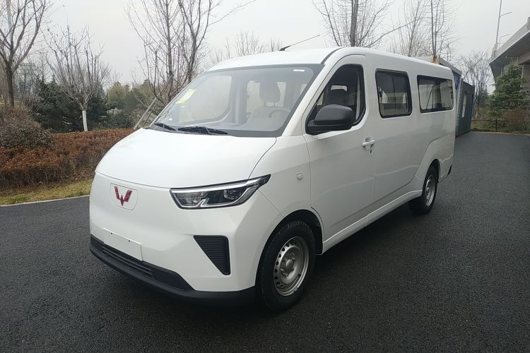 Used Wuling Yangguang 2024 300KM Comfort Version Passenger Van 75kW