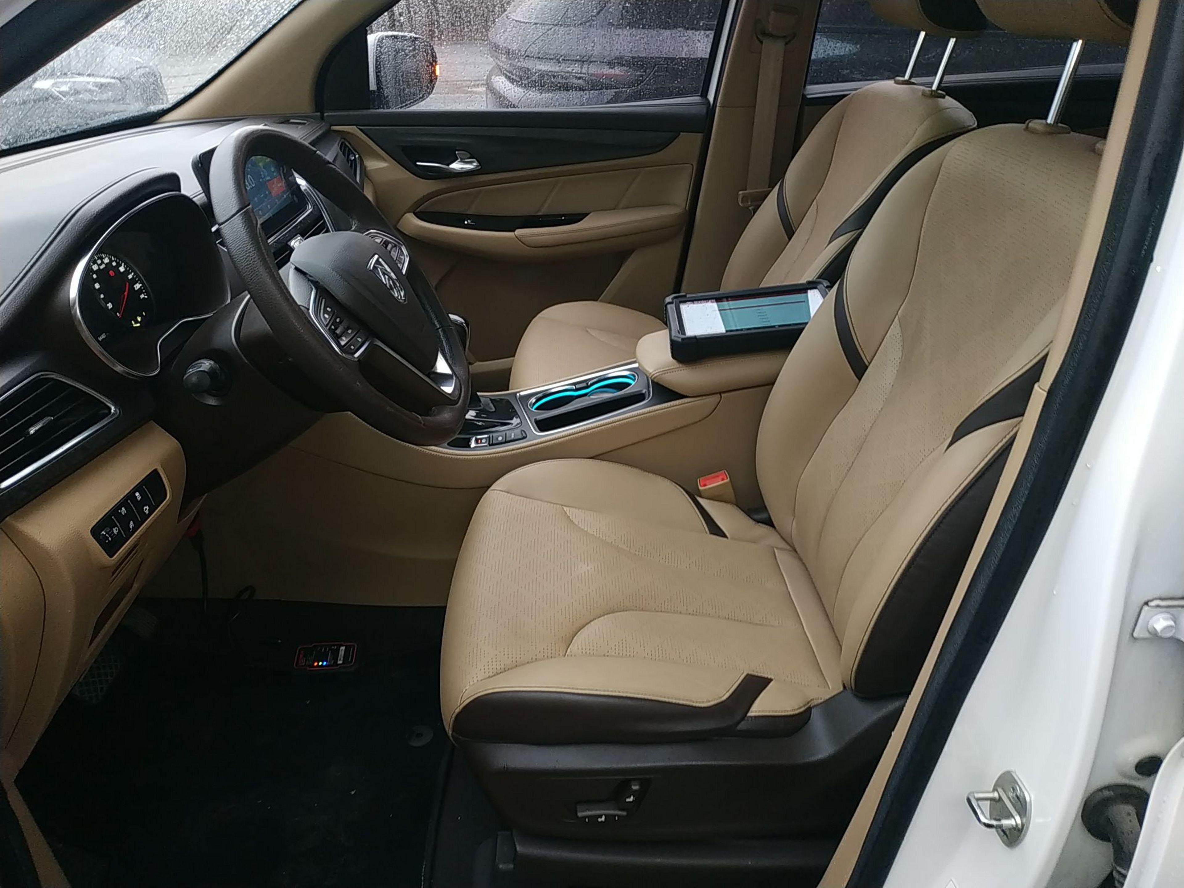 Переднее сиденье в автомобиле