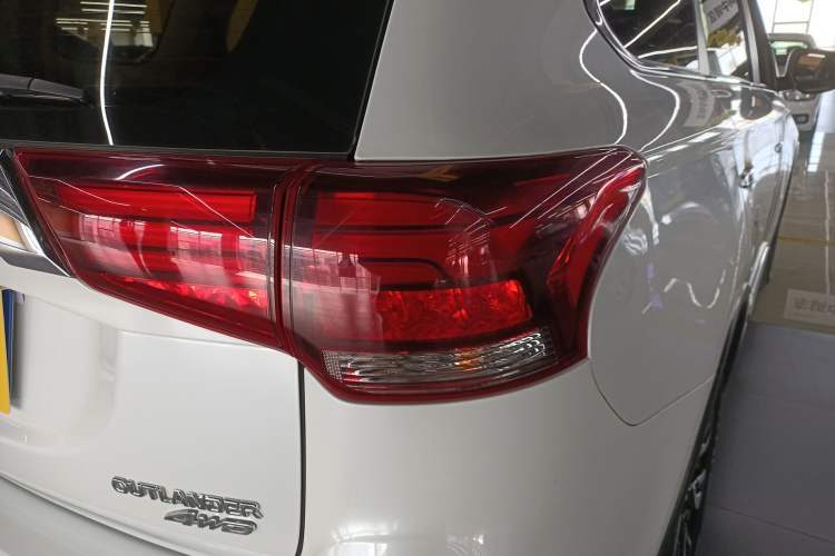 Used Mitsubishi Outlander 2019 2.4L 4x4 Zhi Xiang Edition 5 Seats China VI Standard
