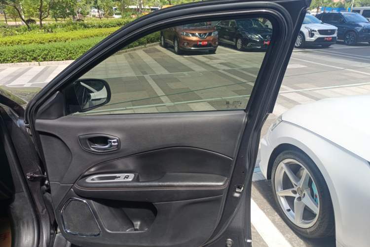 Used  Compass 2019 220T Automatic Enjoyment Version
