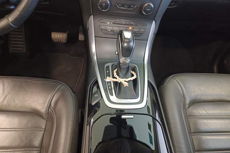 Used Ford Edge 2015 2.0T GTDi Two-Wheel-Drive High-Line Version
