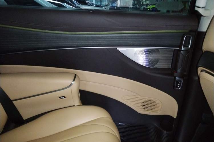 Used Denza D9 2024 DM-i 980 Four-Wheel Drive Prestige Model
