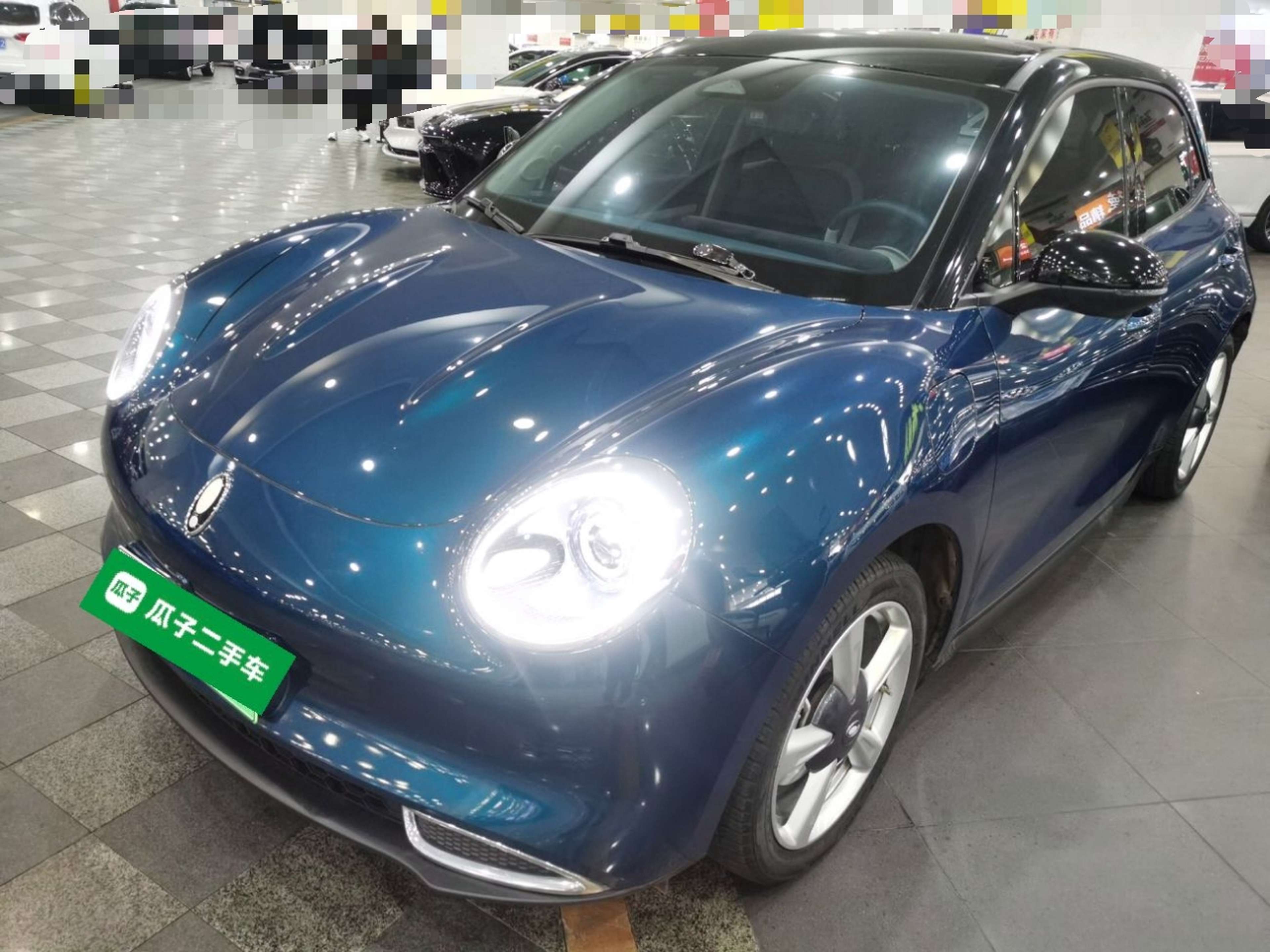 تحت مقدمة السيارة