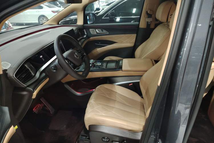 Used Denza D9 2025 DM-i Intelligent Drive 1020 Four-Wheel Drive Flagship Model