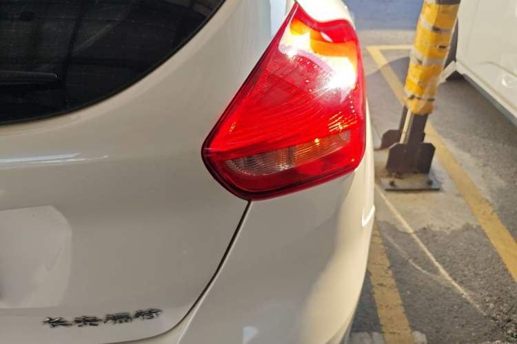 Used Ford Focus 2018 Hatchback Classic 1.6L Automatic Trendy SmartDrive Edition
