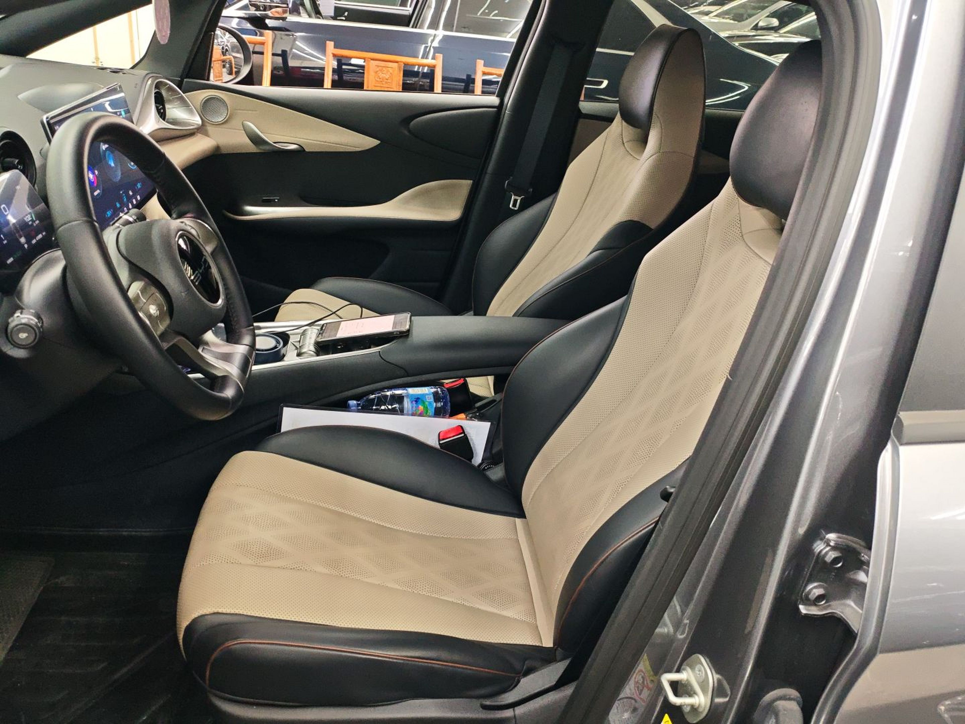 المقاعد الأمامية داخل السيارة