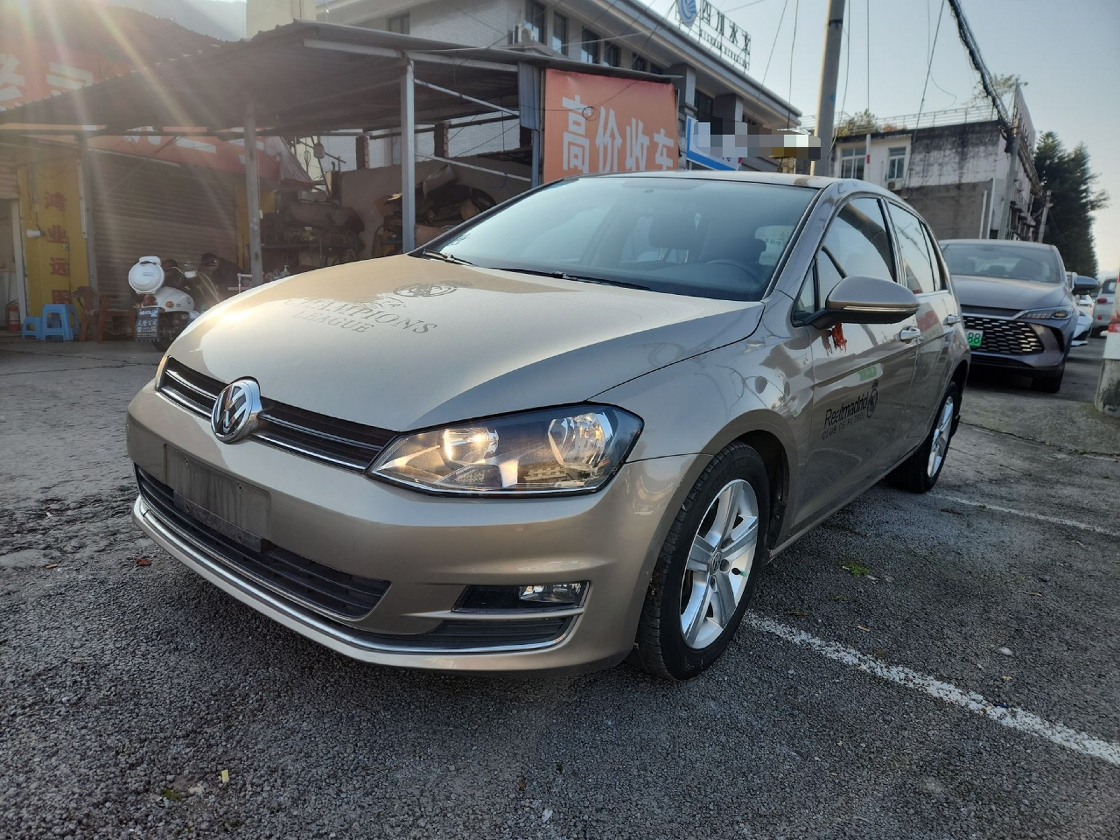 Под передней частью автомобиля