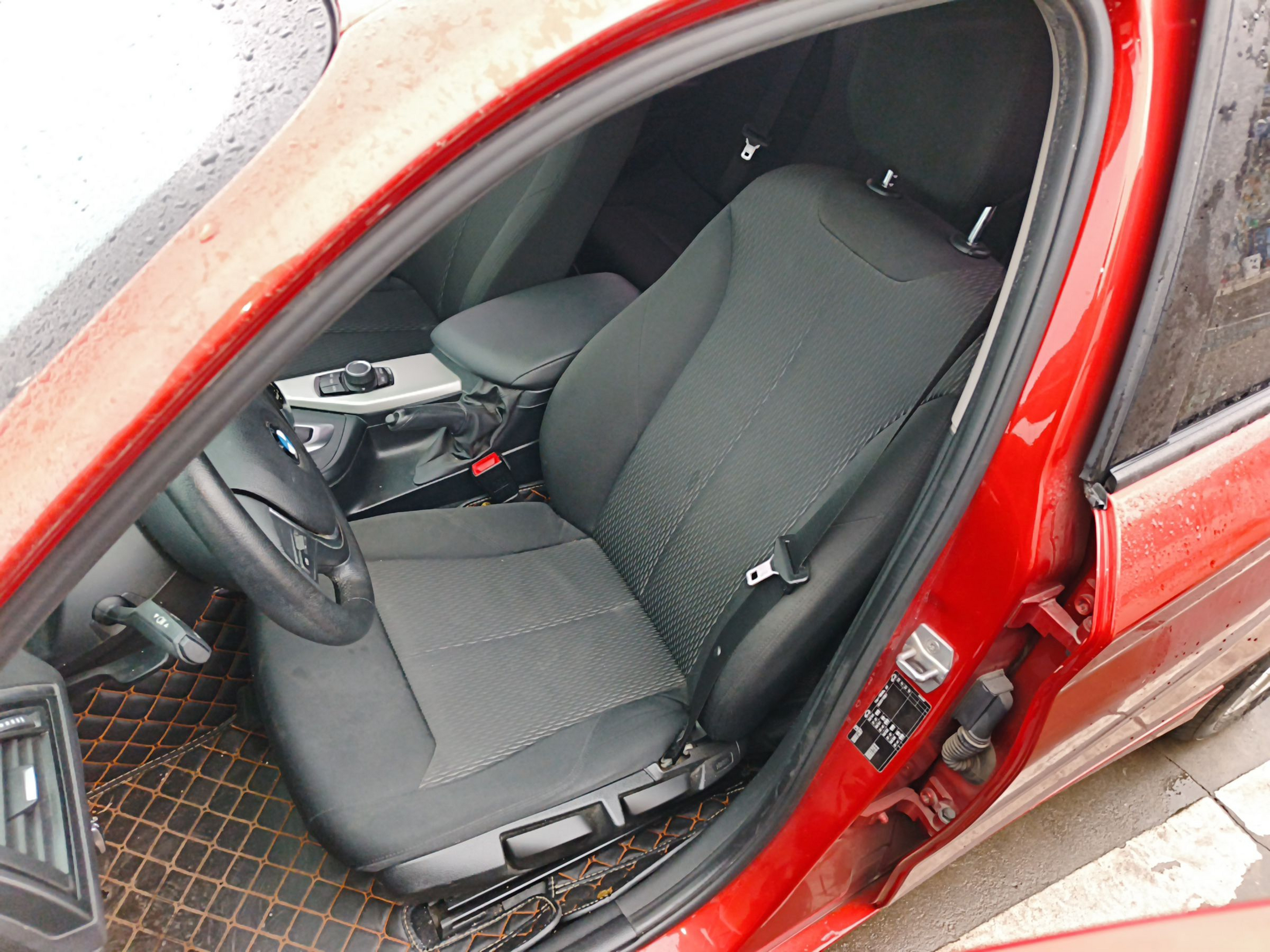 Переднее сиденье в автомобиле