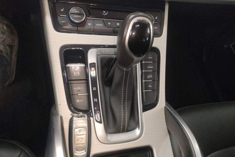 Used Geely Auto Emgrand X7 Sport 2018 1.8TD Automatic Two-Wheel Drive Smart Connect 4G Internet Edition
