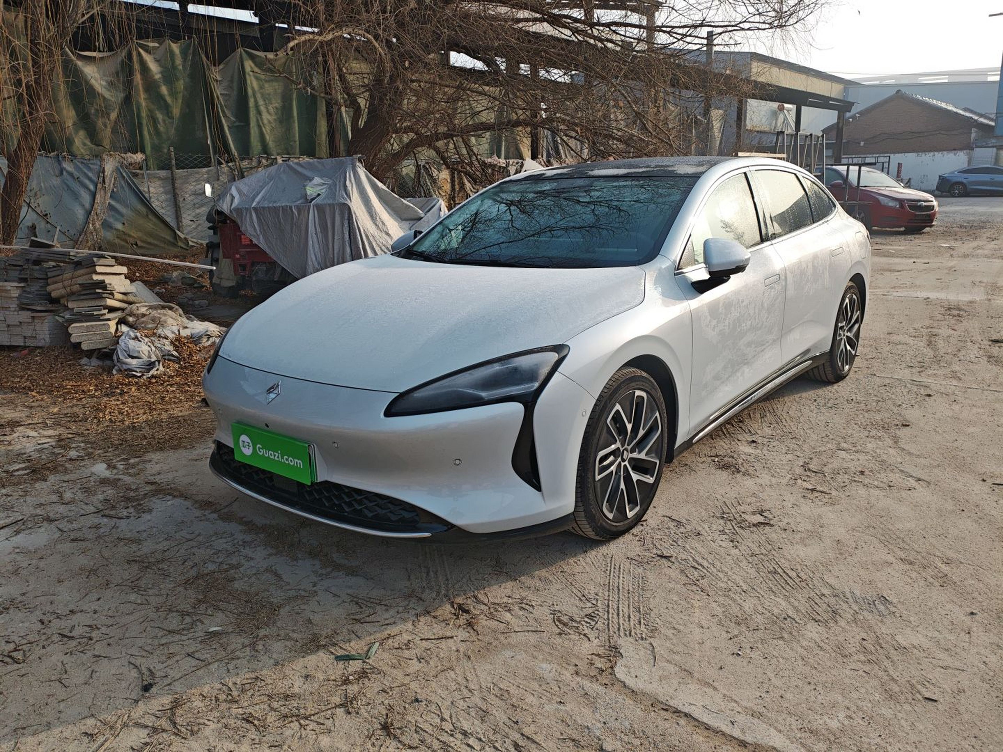 Под передней частью автомобиля