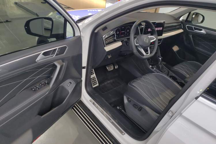 Used Volkswagen Tiguan L 2024 Outstanding Model 330TSI Automatic Two-Wheel Drive R-Line Dragon Glory Edition
