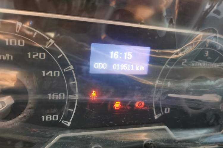 Used SAIC MAXUS Xintu V80 2023 2.0T Manual Classic Aoyuntong Short Wheelbase Mid-Roof 5/6-Seater