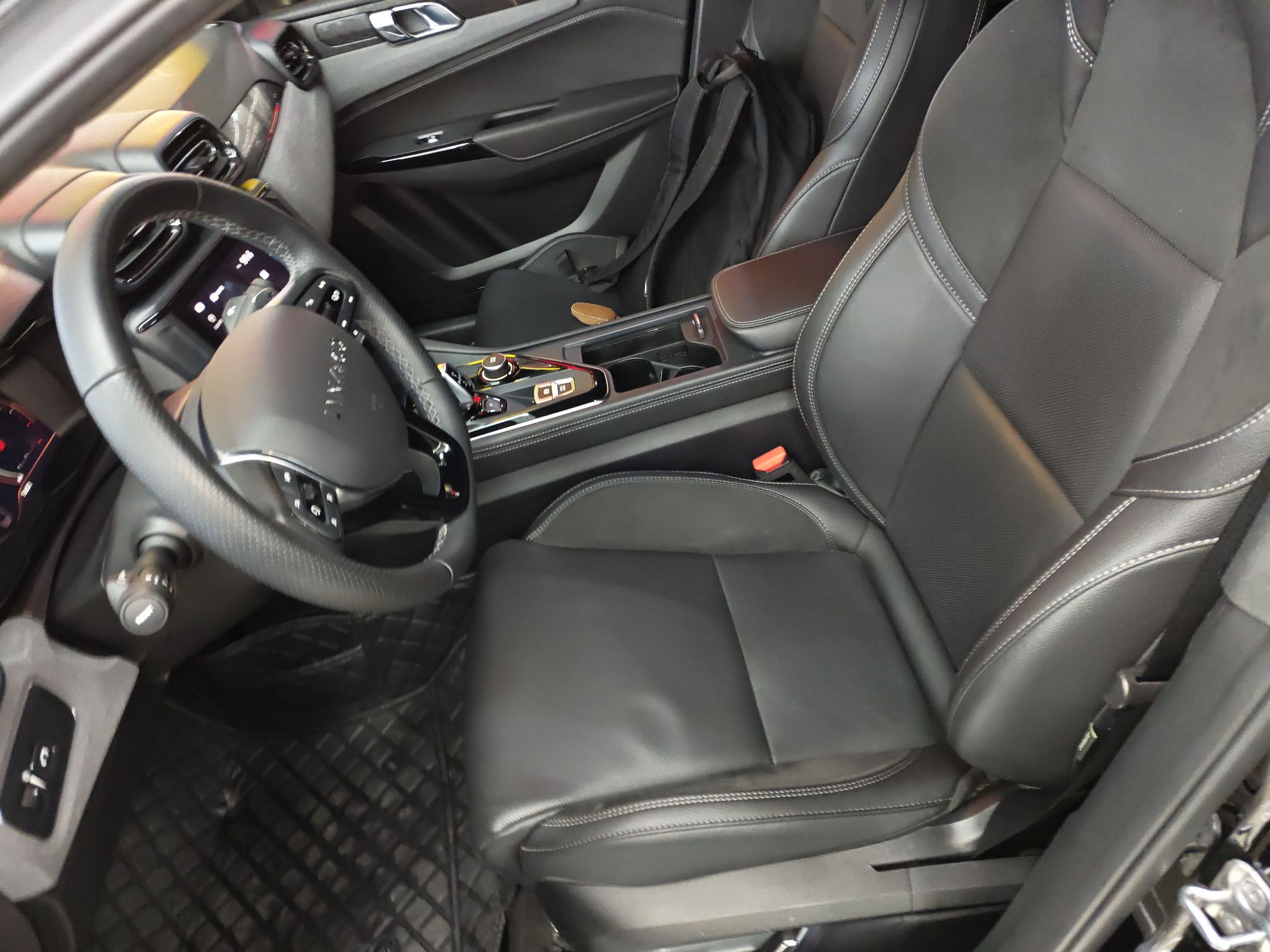 Переднее сиденье в автомобиле