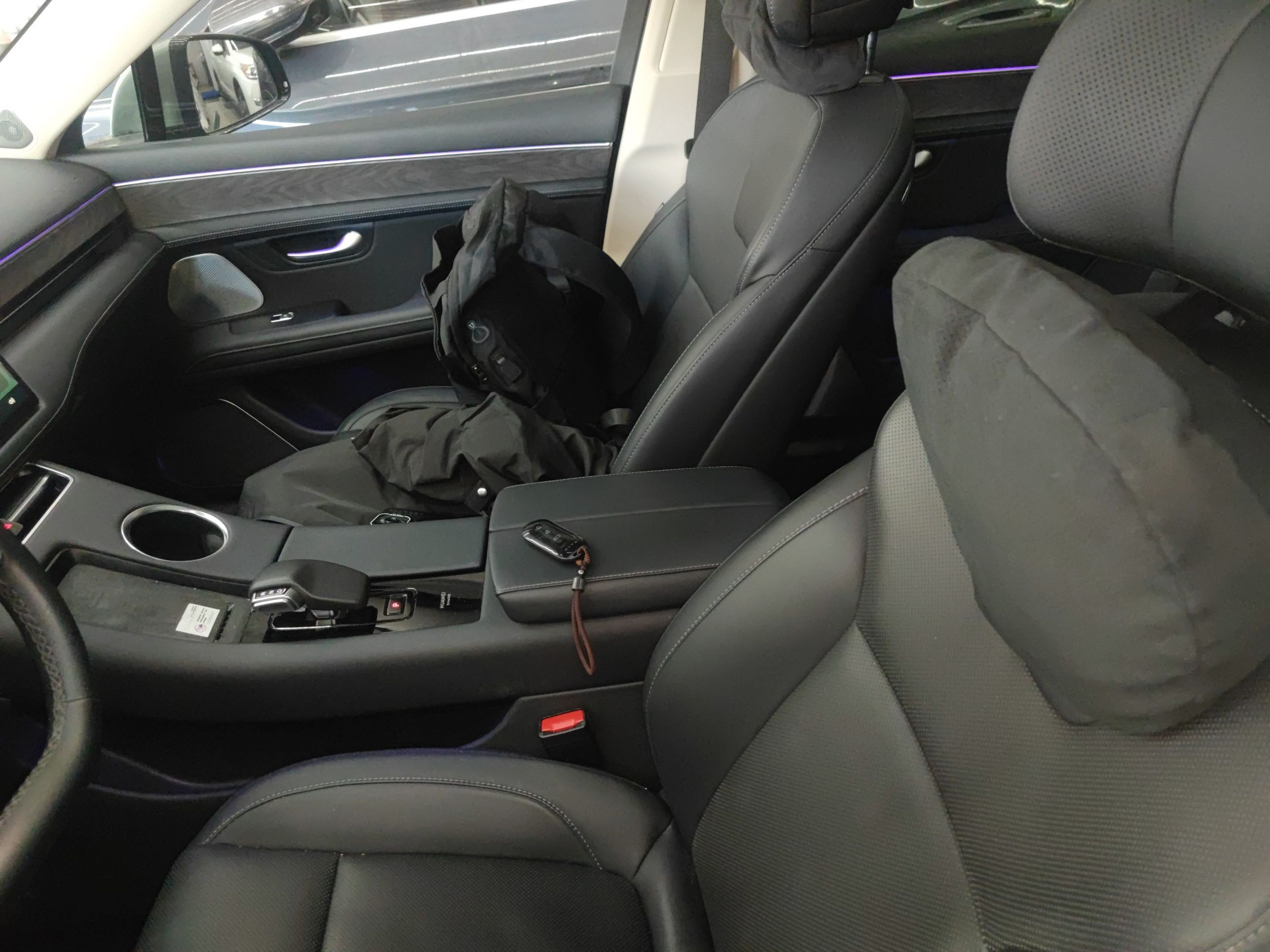 المقاعد الأمامية داخل السيارة