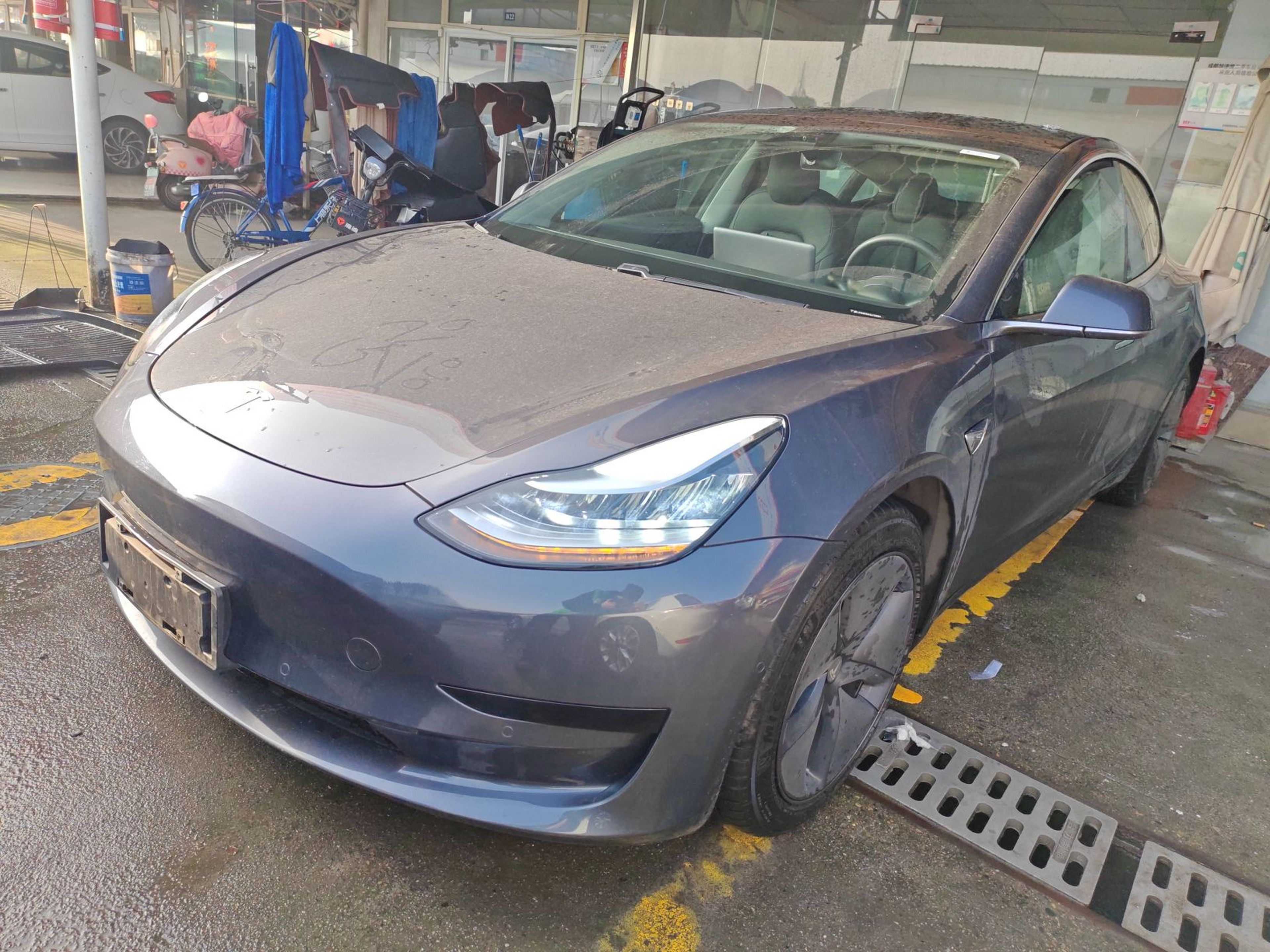 تحت مقدمة السيارة