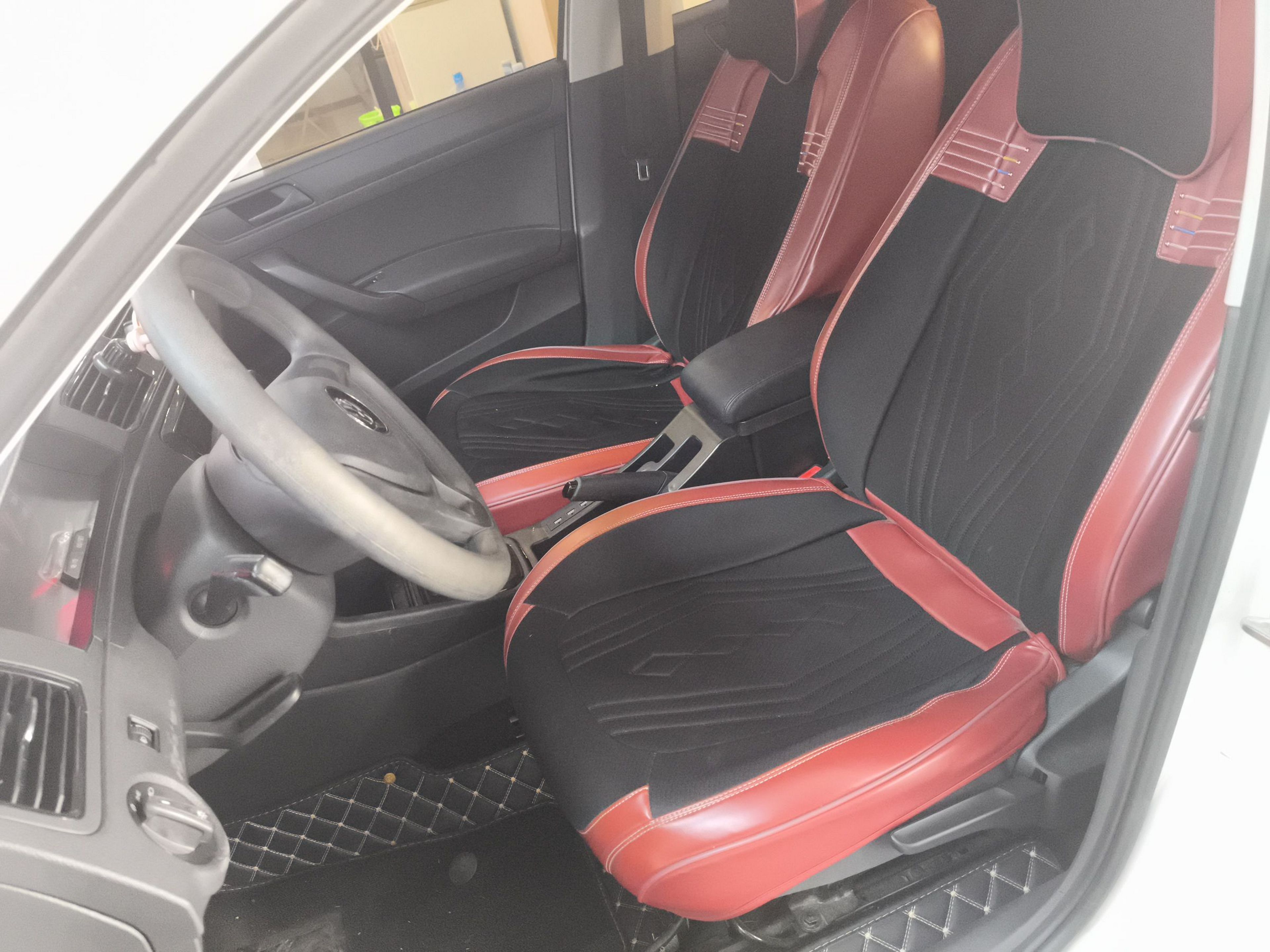 المقاعد الأمامية داخل السيارة