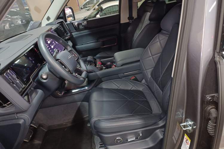 Used  Leopard 5 2023 Navigator Edition
