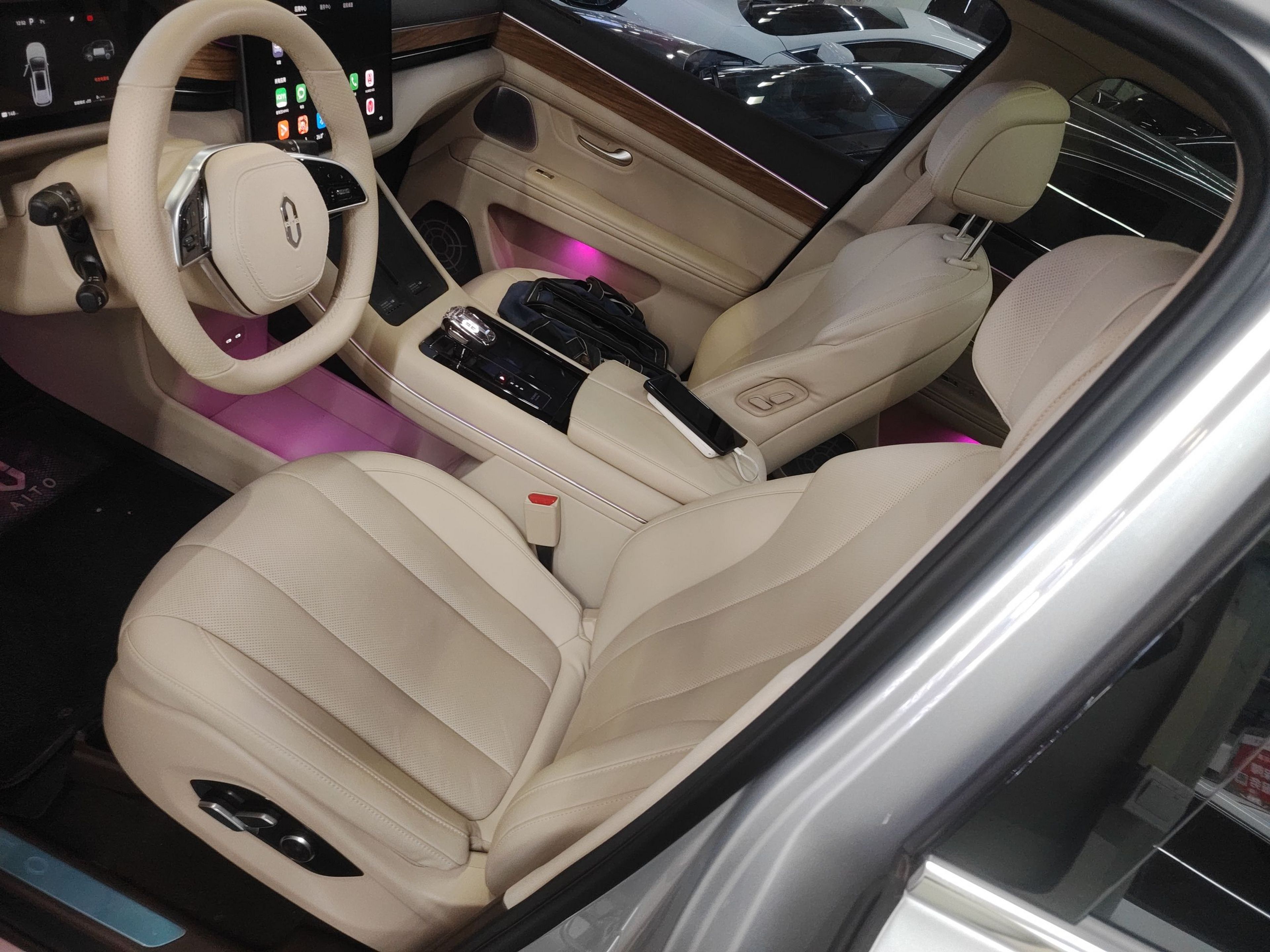 المقاعد الأمامية داخل السيارة