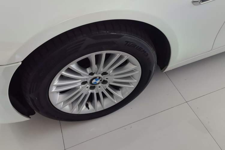 Used BMW 5 Series 2014 525Li Leading Model
