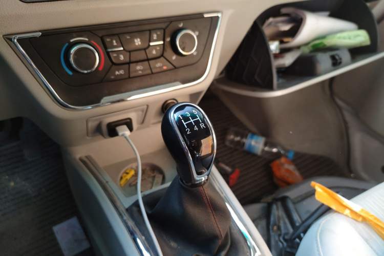 Used Jinbei New Hiace S 2023 1.5L Wealth Edition Passenger Van 5/6/7-Seater Central Air Conditioning Version SWC15M
