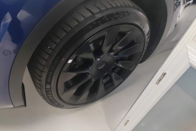 Used Tesla Model Y 2021 Long-Range All-Wheel-Drive Version
