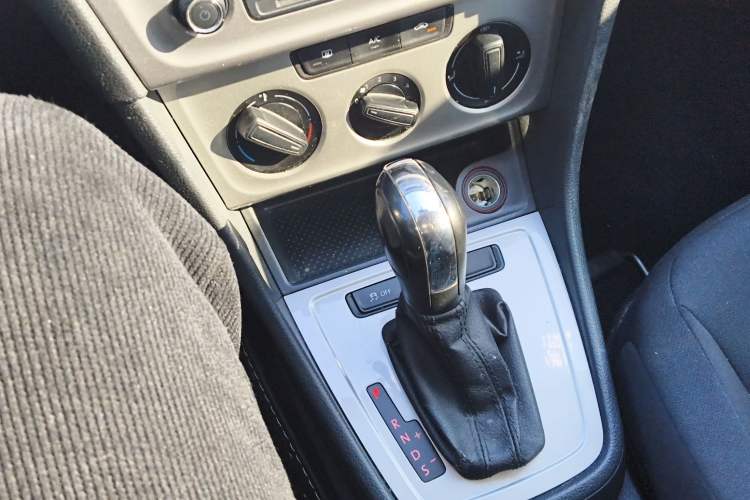 Used Volkswagen Lavida 2013 Revised Classic 1.6L Automatic Fashion Edition