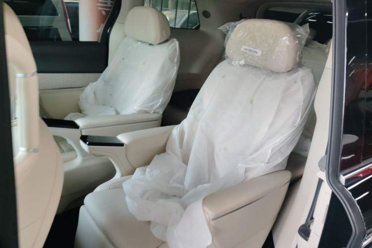 Used VOYAH Dream 2025 PHEV Four-Wheel Drive Excellence Kunpeng Edition
