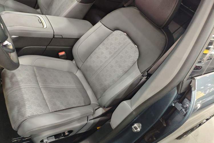 Used Zeekr 7X 2025 100 kWh Long-Range Rear-Wheel Drive with Intelligent Driving Features
