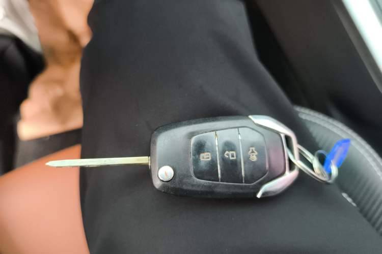 Used SAIC MAXUS T70 2019 2.0T Diesel Automatic Two-Wheel Drive Comfort Edition with Long Bed and High Ground Clearance
