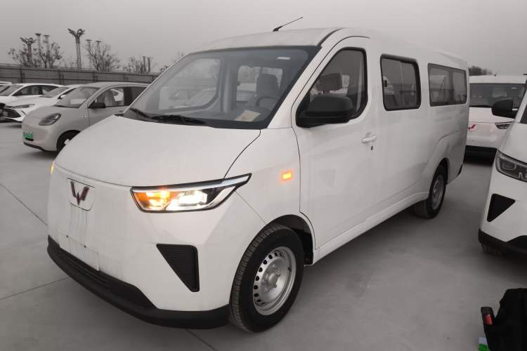 Used Wuling Yangguang 2024 300KM Comfort Version Passenger Van 75kW
