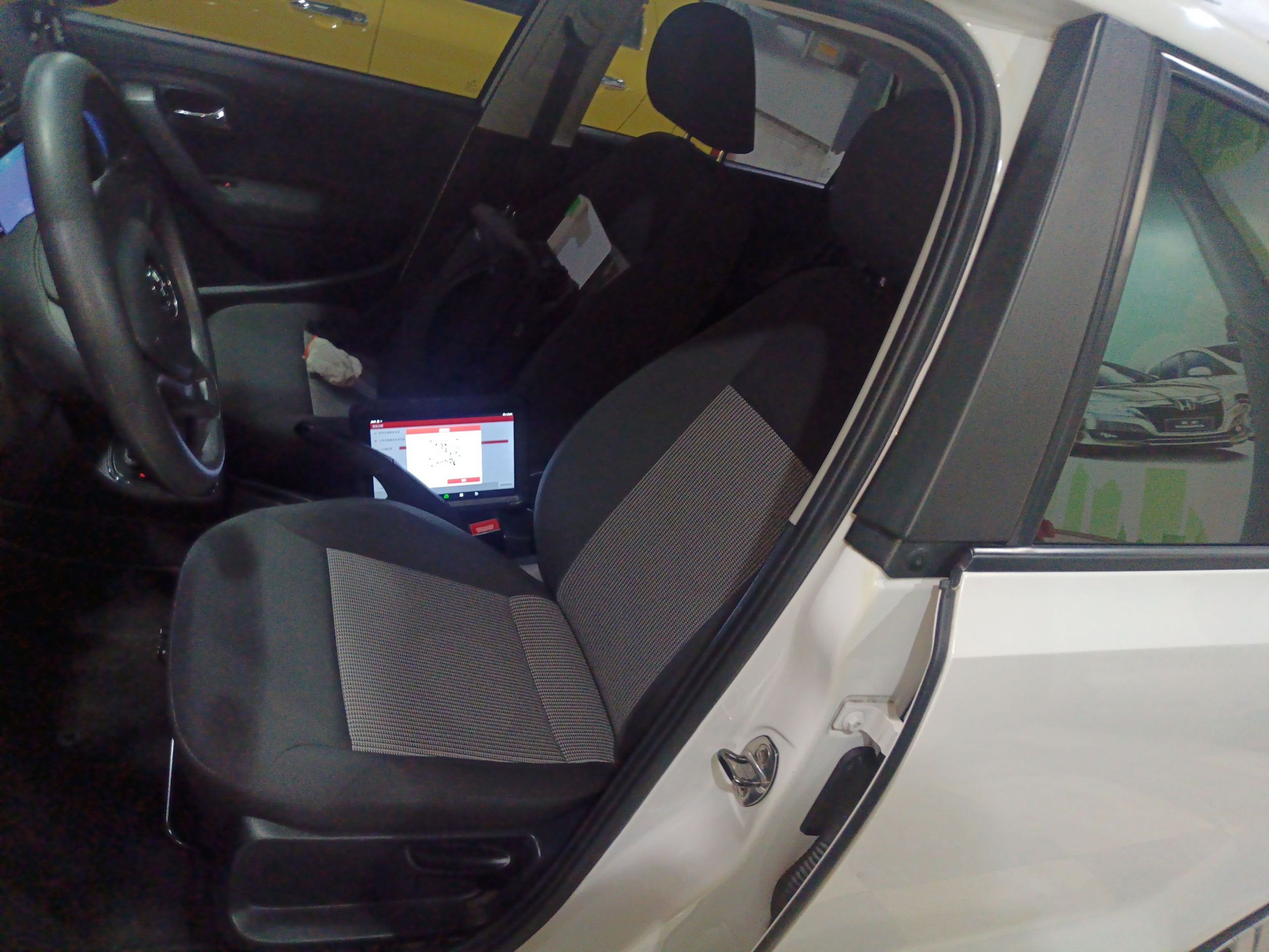 المقاعد الأمامية داخل السيارة