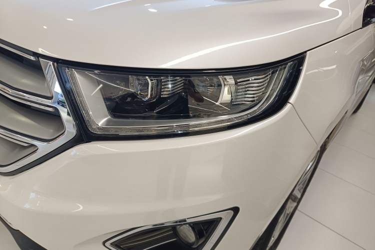 Used Ford Edge 2015 2.0T GTDi Two-Wheel-Drive High-Line Version
